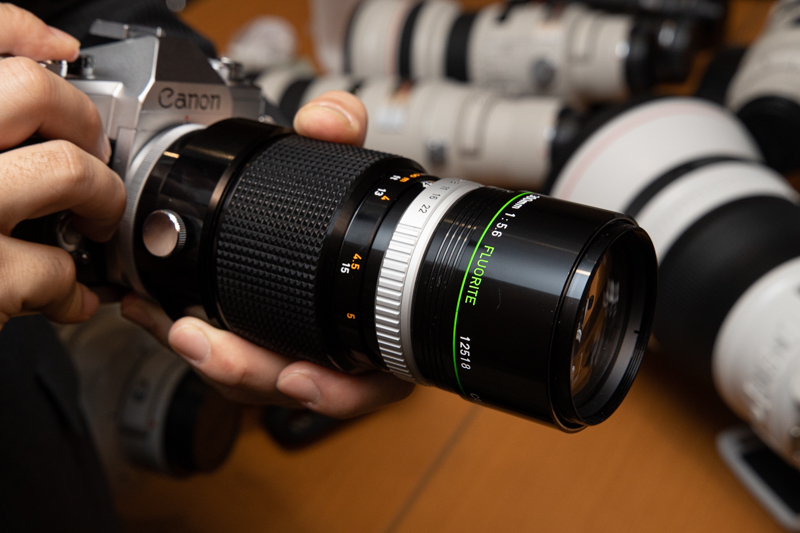 FL-F300mm F5.6の初期バージョンは"FLUORITE"の文字が誇らしい。