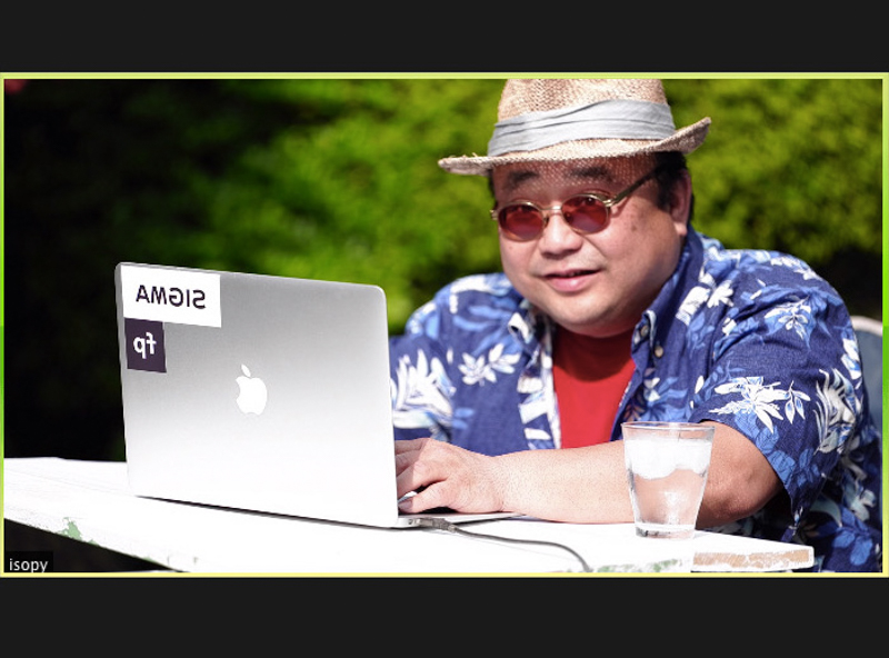 200mmでWeb会議。音声はノートパソコン内蔵のマイクとスピーカーを利用する。