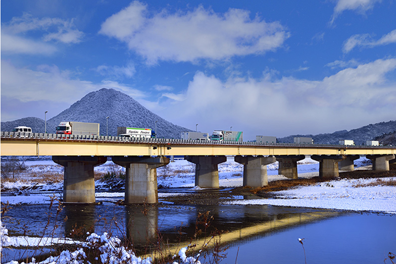 第17回 NEXCO西日本フォトコンテスト 最優秀賞「E1 野洲川を渡る」（撮影：福田尚人）