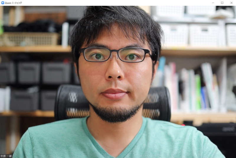 EOS R＋35mm F1.8の場合<br>一般的なインカメラより少し画角が狭めでノートPCの画面と同じ位置にカメラを置くならちょうど良い画角だ