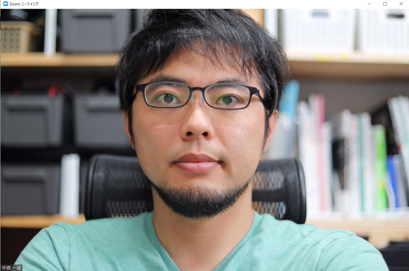 EOS R＋50mm F1.8の場合<br>35mmよりも背景の写る範囲が狭まり、ボケ感も強くなった。ノートPCの画面の後方15〜20cmくらいの位置にカメラを設置するとちょうど良い