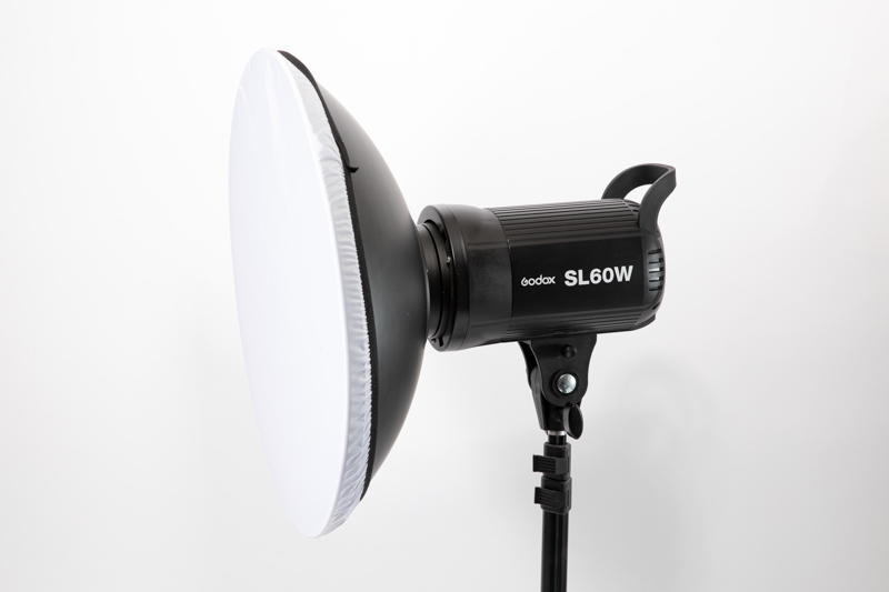 モディファイヤーの厚みが小さいので狭い室内でも取り回しがしやすく、手軽に面光源を得られる。このクラスなら本格的な撮影にも使えるため一つ持っていていても悪くない