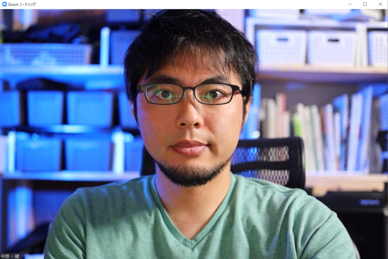 画面左側にカラーLEDライトを仕込んで背景を照らしている