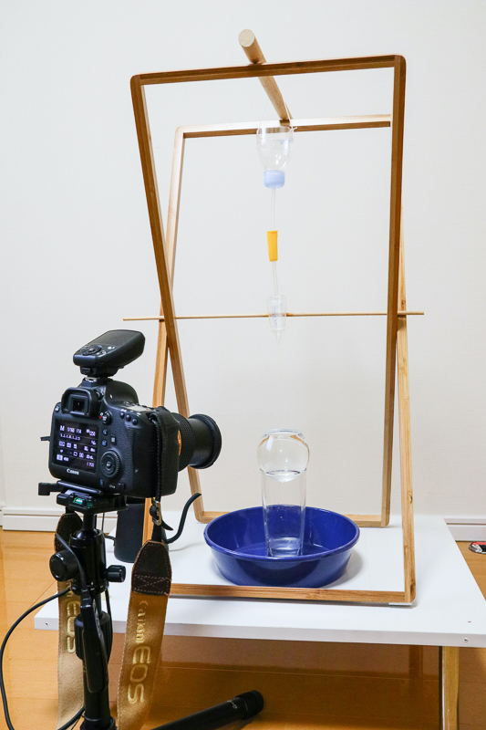 大きな木製のフレームはゴミ袋スタンドだ