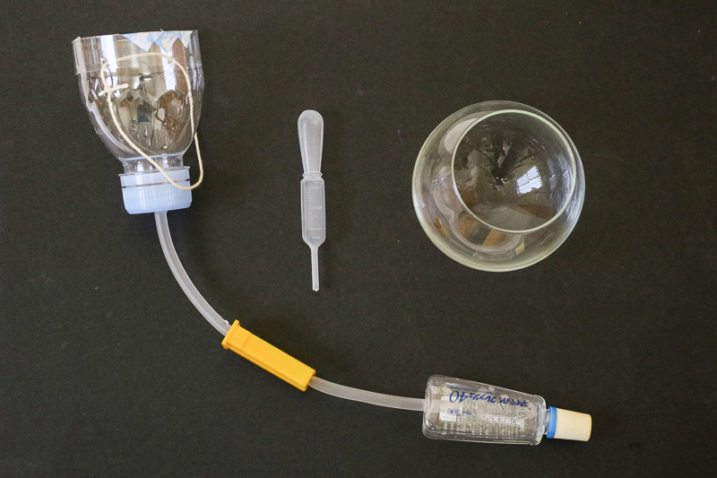 水滴を落とす道具は連続性と安定性を考えてペットボトルと目薬容器で自作した。受け側は100円ショップで買える植木鉢用の水受け皿やコップが使いやすい