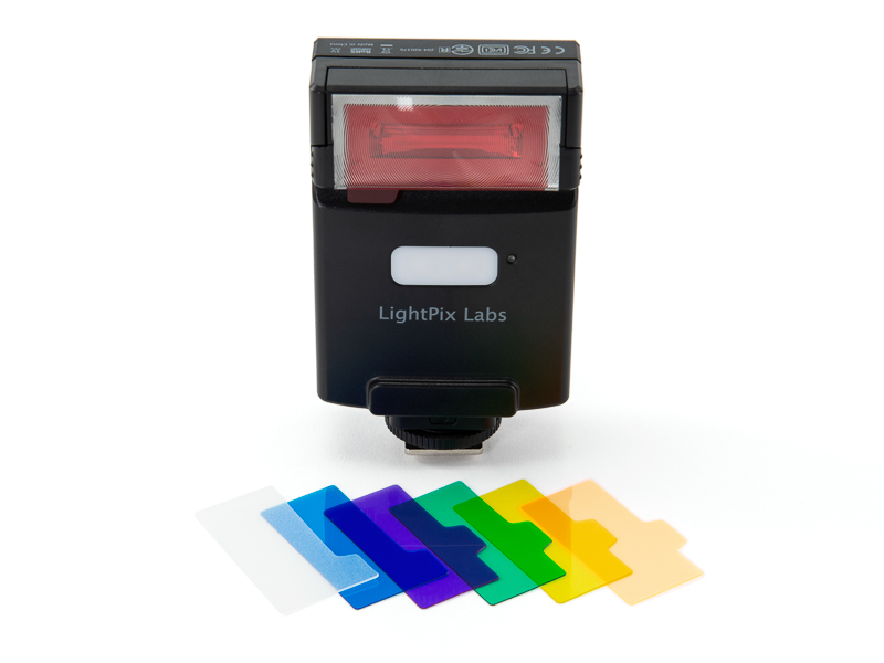 6色のカラージェルフィルターを同梱。本体天面に技適マークが見える。