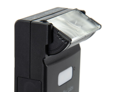 分離してワイヤレス発光できる小型汎用ストロボ「FlashQ Q20II