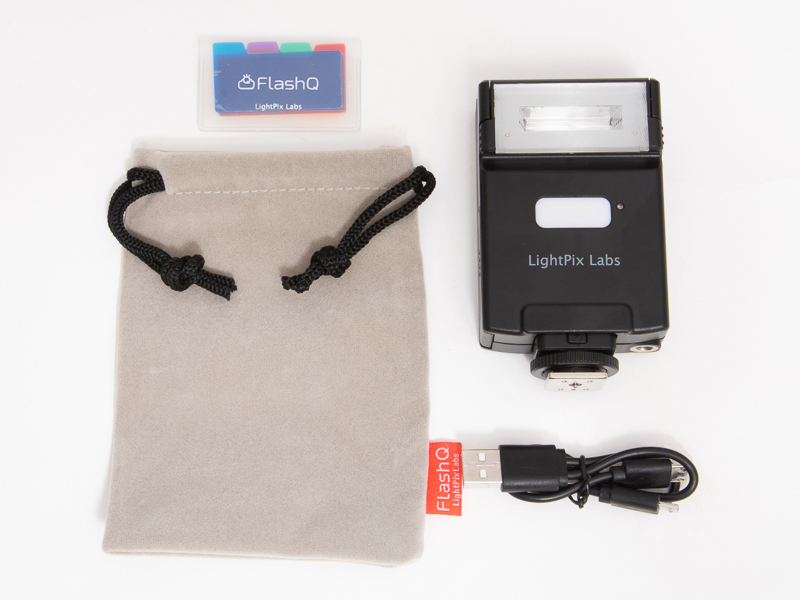 FlashQ Q20IIは、ストロボとソフトケース、充電用のUSBケーブル、発光部に差し込めむカラーフィルターがセットになっている。