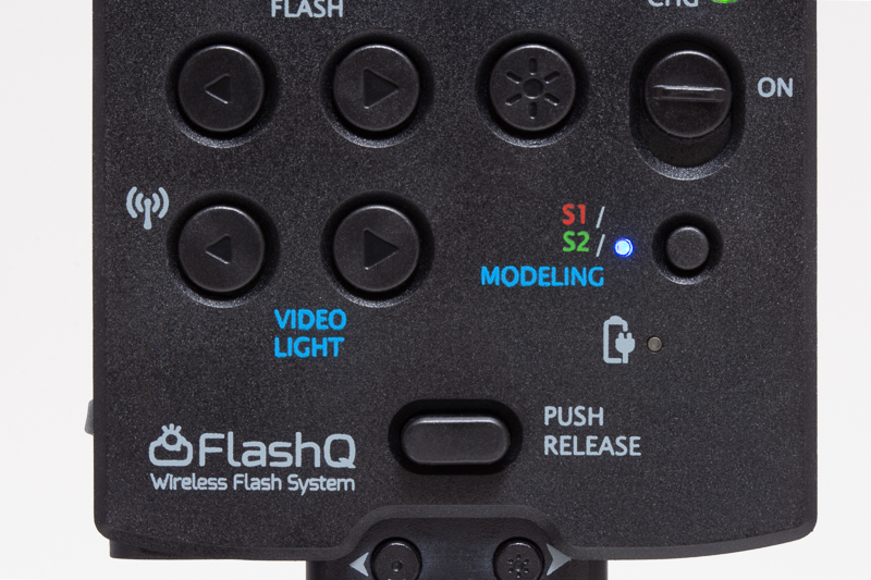 モードボタンを3回押して青ランプにするとモデリングになり、LEDライトが点灯する。またVIDEO LIGHTの左ボタンは、Q20II本体とトランスミッターをペアリングする際にも使用する。