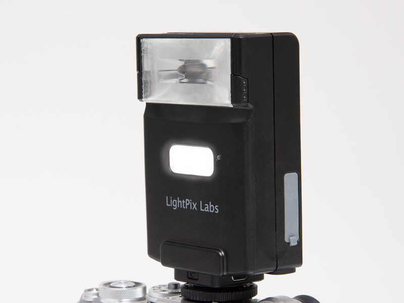 ストロボ発光部の下にLEDライトを装備。動画モードとモデリングモードの時に点灯する。LEDの色温度は約5500Kだ。