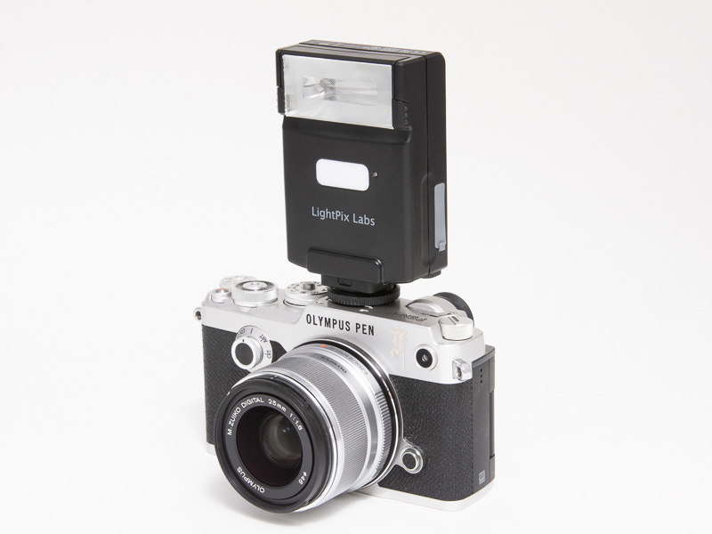 コンパクトなQ20IIは、内蔵ストロボを搭載しない小型のカメラによく似合う。これはOLYMPUS PEN-Fに装着した状態。