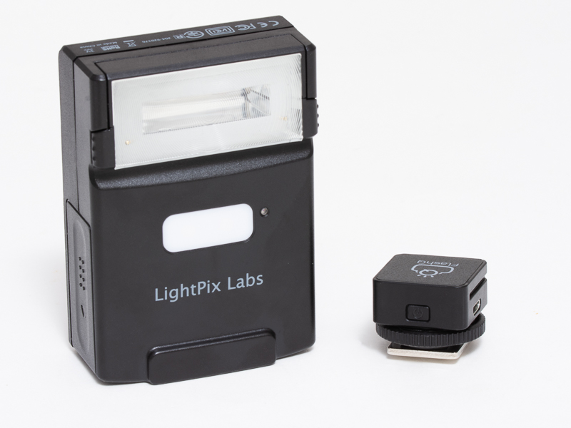 背面のリリースボタンを押すと、Q20II本体とトランスミッターが分離する。本体はスタンドなしでも自立する。