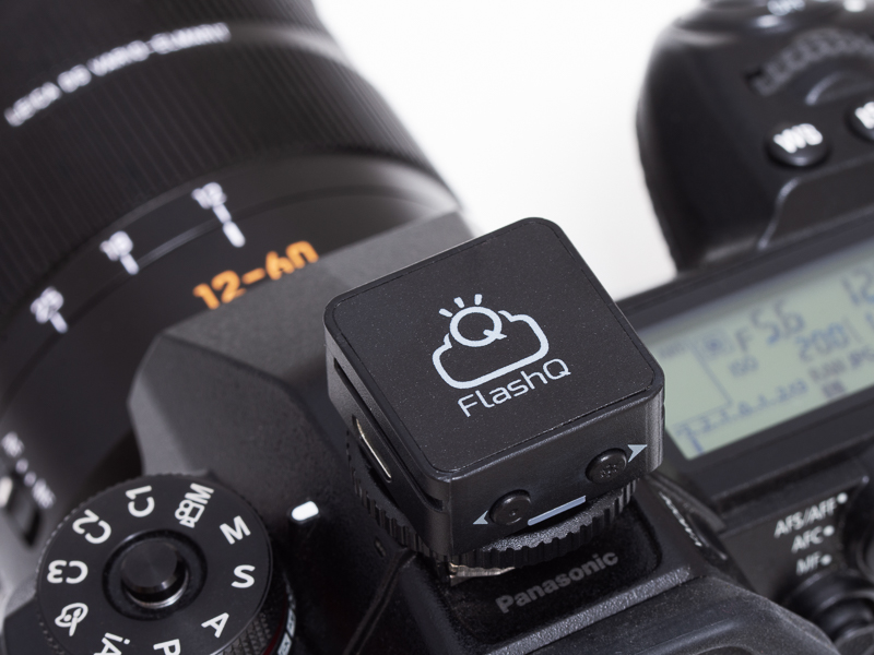ホットシューに残る部分はそのままトランスミッターになり、本体とペアリングすることでワイヤレス発光が可能になる。