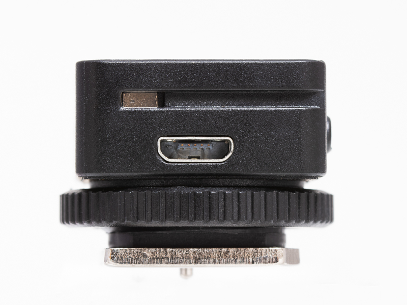 トランスミッター側面の充電用端子。本体と異なり、トランスミッター側には端子カバーはない。