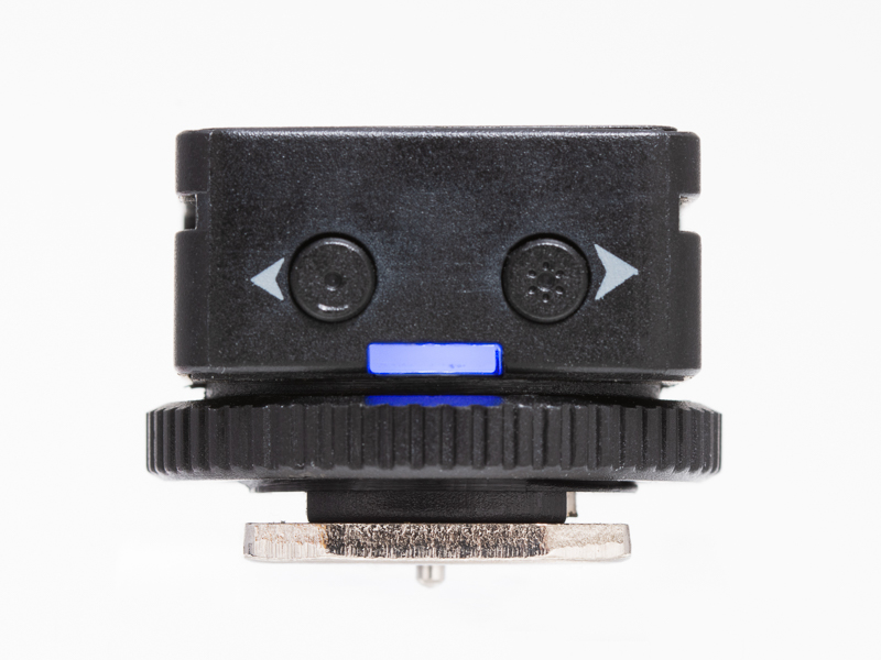 背面は左右ボタンとランプを装備。右ボタンは長押しでテスト発光も兼ねる。左右のボタン長押しと、本体のVIDEO LIGHT左ボタンの長押しでペアリングができる。