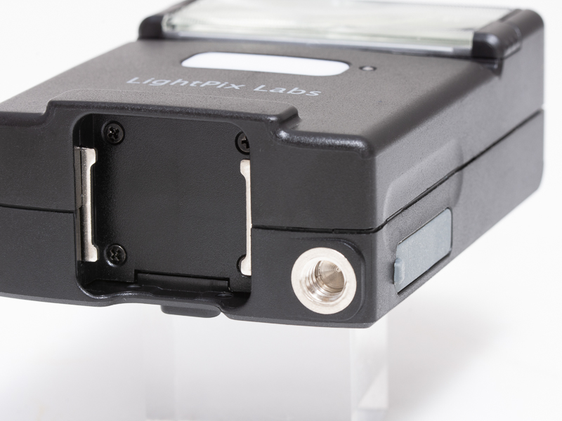 Q20II本体の底面には、三脚やスタンドに固定するための三脚ネジ穴も備わる。