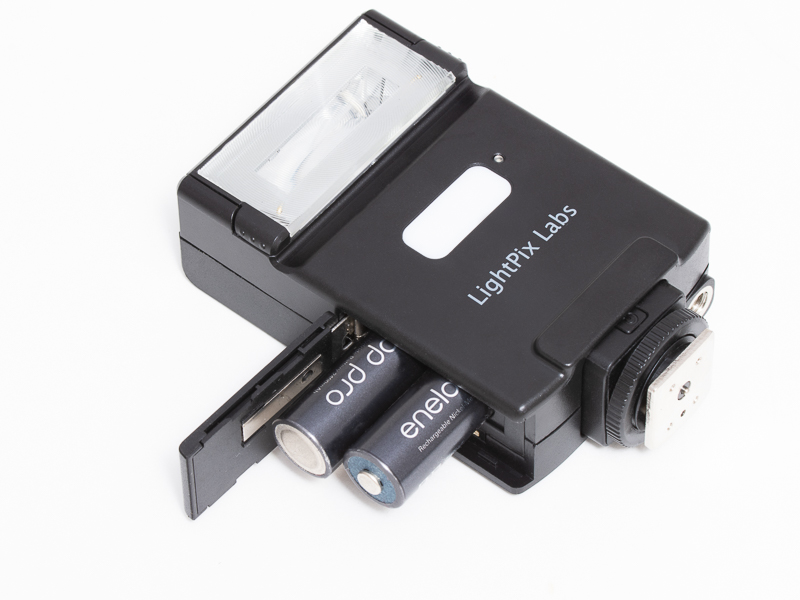 本体電源は単3形乾電池を2本。アルカリより発光間隔が短いことやUSB充電ができるため、ニッケル水素充電池の使用がおすすめだ。