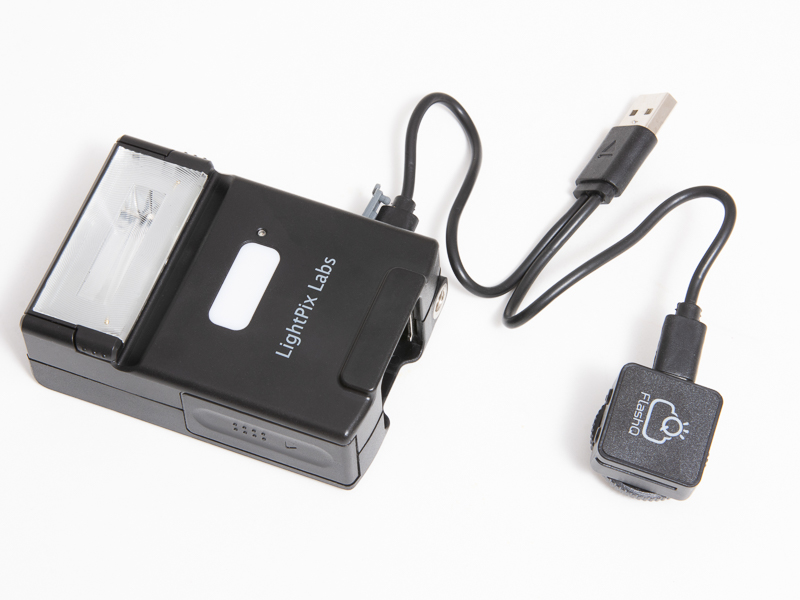 付属のUSBケーブルは二又に分かれていて、片方を本体（ニッケル水素充電池使用時）、もう片方をトランスミッターのmicroUSB端子に接続して同時に充電できる。