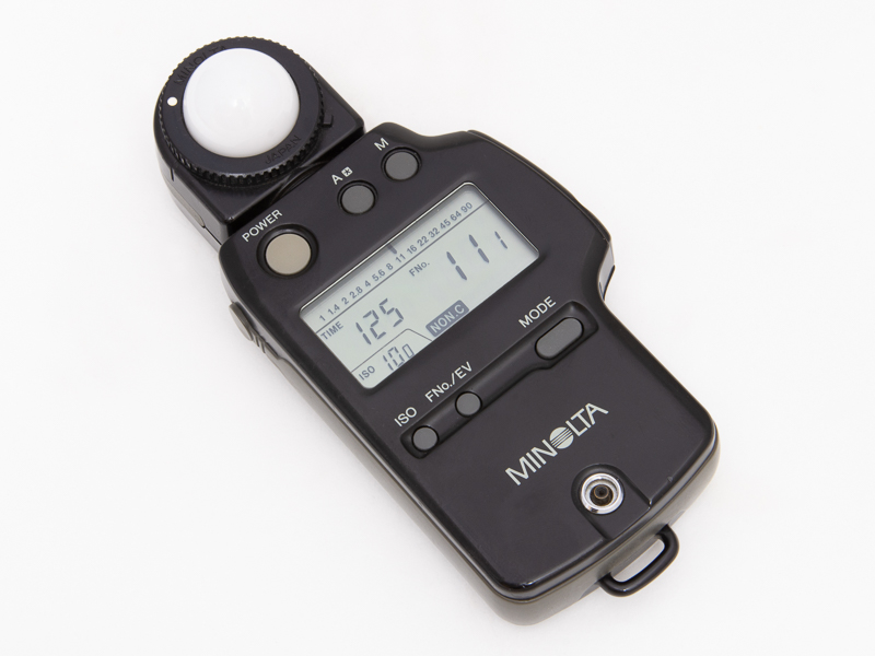 自動調光機能がなくマニュアル発光専用のQ20IIに、もしあると便利なのが、ストロボ光が測定できる単体露出計だ。露出の測定はもちろん、多灯ライティングをした際の光量バランスを確認する際にも役立つ。もちろんなくても、まず撮影してみてカメラのモニターで結果を見ながら調節しても構わない。