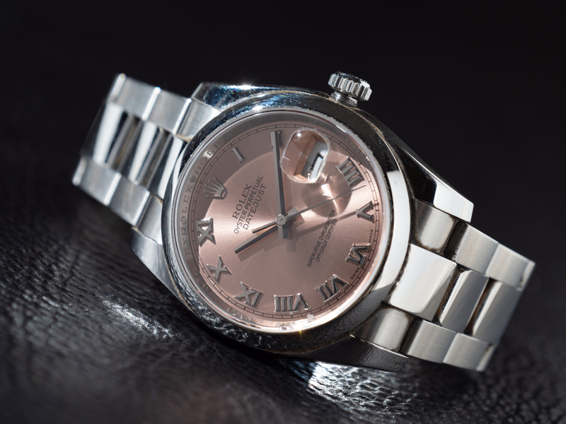 腕時計はテーブルフォトで見栄えのする被写体だ。これは革のシートに10年以上愛用している腕時計を置いて撮影した。Q20IIの発光量は1/4。