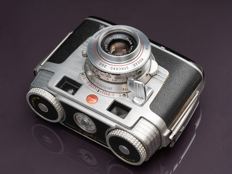 クラシックカメラもテーブルフォトの被写体として魅力的。こちらはバウンスで柔らかい光を作り、落ち着いた雰囲気を狙った。