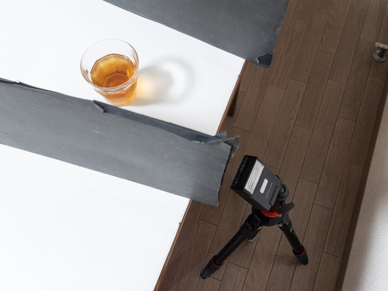 壁とテーブルの間に三脚に固定したQ20IIを置き、逆光になる角度で発光した。グラスの両脇には黒レフを置いて、グラスの輪郭を作っている。