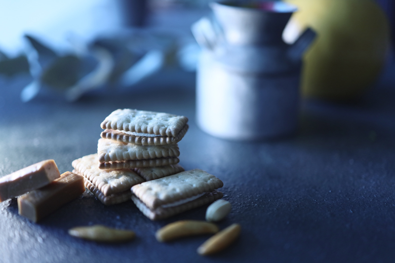 焼き菓子はやや温かみのあるホワイトバランスで見せたいものだが、逆に3,200Kくらいにまで落とすことで、クッキーがまるで土のブロックみたいになり、絵画のような仕上がりになる