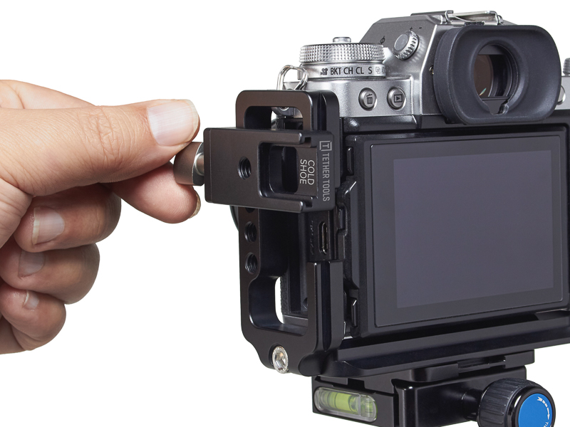 Lブラケットに取り付けているところ