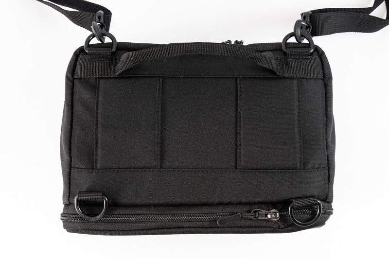 手提げハンドルとベルト通しを備える。