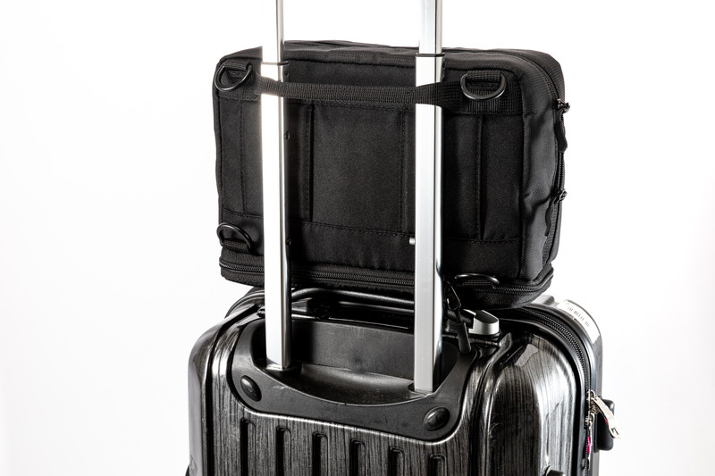 スーツケースのハンドルに通したところ。