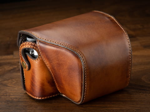 ◾️昔のカメラ◾️ヴィンテージ◾️革製品◾️とてもレア◾️カメラを入れて持ち歩こう◾️本革◾️ ビンテージ加工を施した、FUJIFILM X100V専用のレザー速写ケース