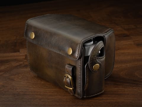 ◾️昔のカメラ◾️ヴィンテージ◾️革製品◾️とてもレア◾️カメラを入れて持ち歩こう◾️本革◾️ ビンテージ加工を施した、FUJIFILM X100V専用のレザー速写ケース