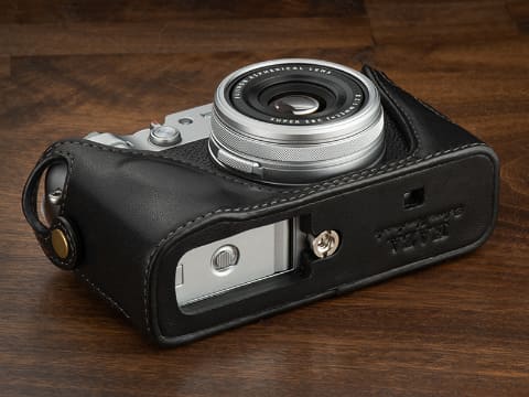 ビンテージ加工を施した、FUJIFILM X100V専用のレザー速写ケース