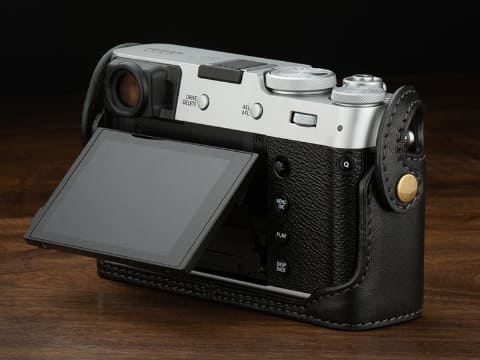 ビンテージ加工を施した、FUJIFILM X100V専用のレザー速写ケース