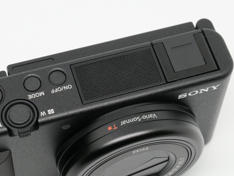 マイクグリル内にも風低減スクリーンを備える。