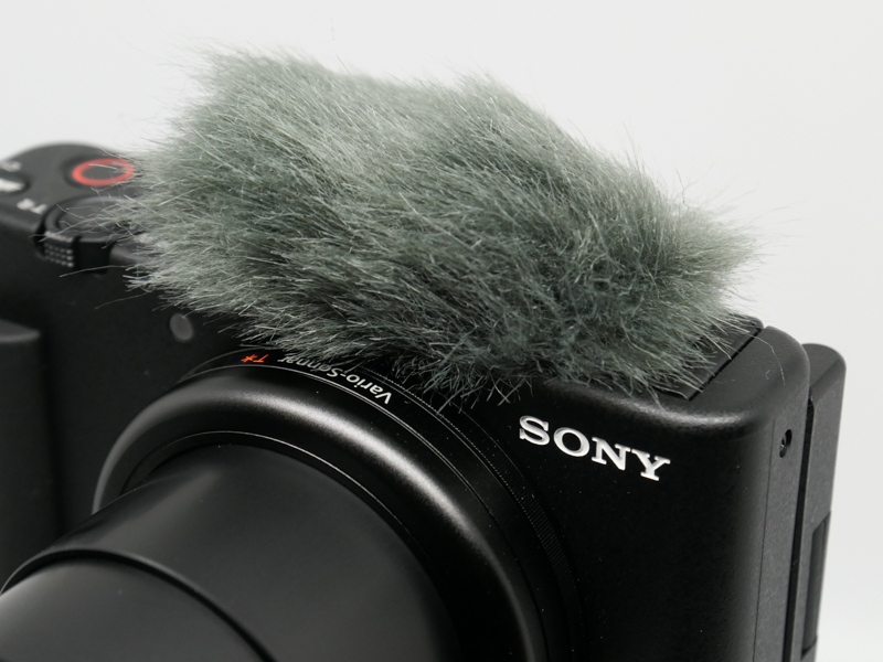 同梱のウインドスクリーンを取り付けたところ。