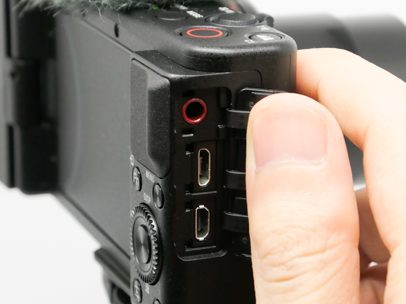 上からマイク端子、MULTI端子（microUSB形状）、HDMI micro端子。