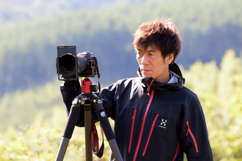 風景写真家の中西敏貴さん。マルミ光機「マグネットホルダーM100」を使って作品を撮ってもらいました。