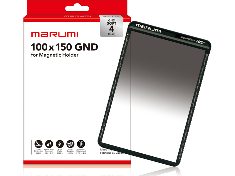 「マグネットホルダー100」に取り付ける角型フィルターのひとつ「Soft GND4」。一般的な角型フィルターはフィルターホルダーのスリット（溝）に差し込むが、M100マグネットシステムでは「マグネットフィルターホルダー」の前面にカチっとワンタッチで装着できる。