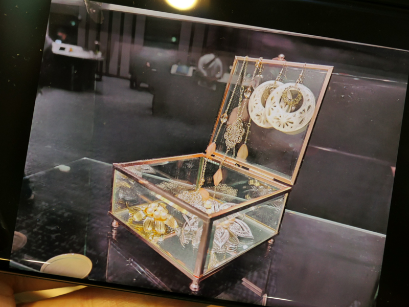 反射除去を実行したところ。床の模様や、映り込んだ衣服のチェック模様が目に付きにくくなった。