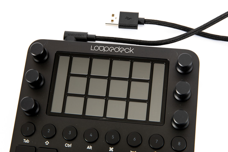 USB Type-C端子側はL字形状となっており、ケーブルを出す方向は右左どちらでも選べる