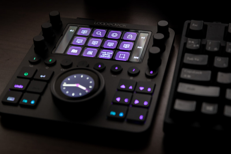 通常のボタンにもカラーバックライトが仕込まれており視認性が高い。部屋を少し暗くして使いたくなる