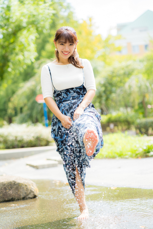 撮影：西尾豪<br>動くモデルを水しぶきとともに写し止める。被写体が動いても高精度に追随する瞳AFと広くなった位相差AFエリアが自由度を与えてくれた。<br><span class="fnt-85">α7 III / FE 70-200mm F2.8 GM OSS / 176mm / 絞り優先AE（1/1,000秒・F2.8・±1.0EV） / ISO 500 / モデル：大川成美</span>