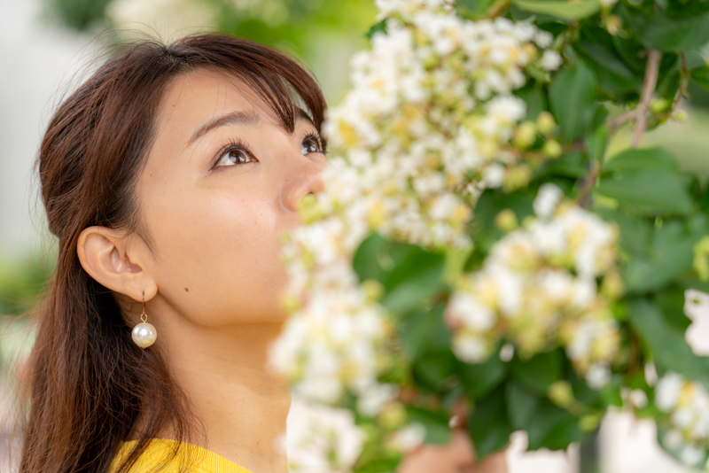 撮影：西尾豪<br>モデルの口元が隠れた状態でも、瞳AFはぴったりと合ってくれた。前ぼけが大きくあるようなシチュエーションでも煩雑な操作は必要なく、シャッターボタンを半押しするだけ。<br><span class="fnt-85">α7R III / FE 24-105mm F4 G OSS / マニュアル露出（1/160秒・F4.0） / ISO 200 / モデル：大川成美</span>