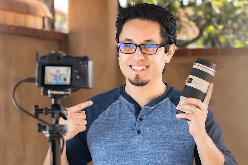 キヤノンUSAのYouTubeチャンネルで使い方を説明する、キヤノンUSAのGenaro Arroyo氏。