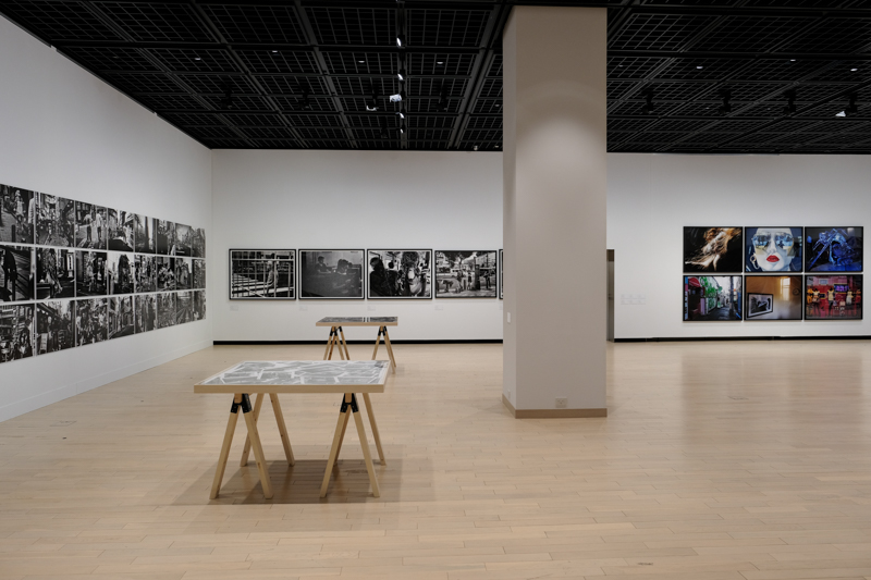 展示室の様子。「ongoing」に位置づけられる作品群のうち、モノクロ作品は『記録』シリーズからのものが中心だ。右奥側は『Pretty Woman』からの作品。展示室の空間をいかして、左右でモノクロとカラー作品が対置して配されている