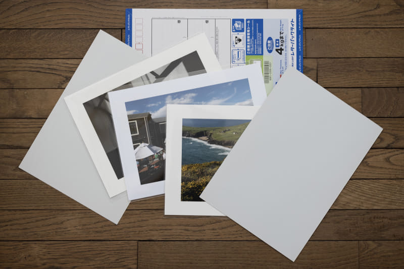 配送中にプリントが折れたりしないよう、厚紙に挟んで封筒に入れるのが基本です。返却用の封筒が必要であれば同封し、送付先の住所や宛名などをよく確かめて投函します。応募作品の枚数が多い場合はレターパックを利用したり、プリント用紙が入っていた箱に入れて送ることも可能です。