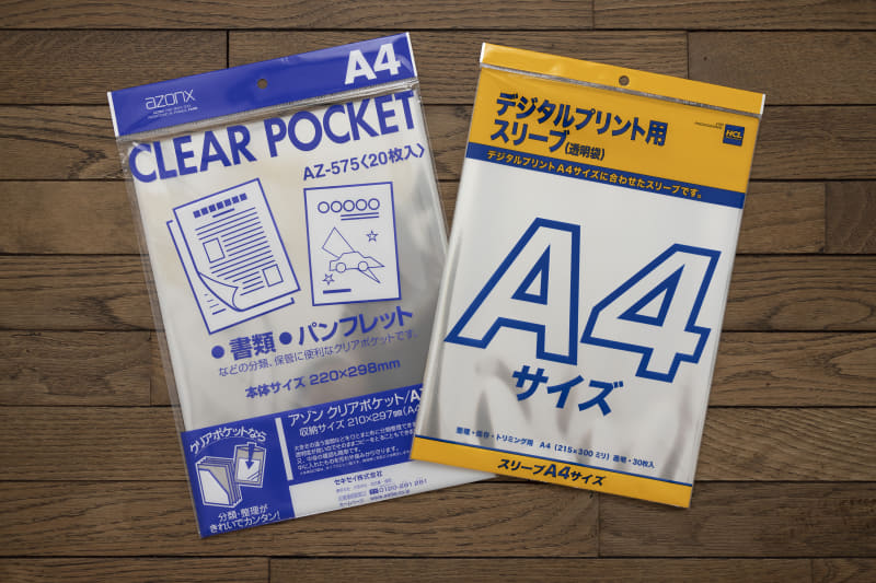 プリントは24時間しっかり乾燥させましょう。応募の際は1枚ずつスリーブ（写真袋）に入れます。スリーブが薄めだとプリントが折れたり傷付きやすいので、厚めのものがお勧めです。審査員は基本的にスリーブに入れたままの状態でプリントを見るため、乳白のものは避けて、できるだけ透明度の高いものを選びましょう。スリーブからプリントを取り出して見ることもあるため、粘着テープで留めるふた付きのものは避けたほうがいいです。