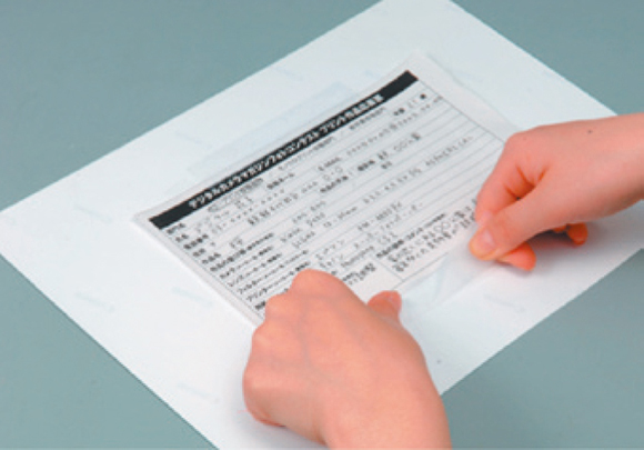 プリントの裏面にテープなどで1点ずつ応募票を貼り付けます。入賞作品は誌面やウェブサイトなどに掲載するために応募票を外す場合があるので、両面テープや糊などは使用しないほうがいいでしょう。作品の天地も明記します。記入欄が設けられていない場合は、分かりやすい場所に矢印を書き込んでみましょう。作品の天地の指示が何もなければ、貼り付けた応募票の向きで判断されることになります。組写真の場合は順番が分かるように番号を付けます。