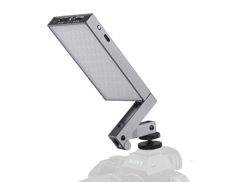 付属のアクセサリーでカメラに装着したところ。